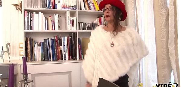  Maria, jolie salope apprend à assumer son corps
